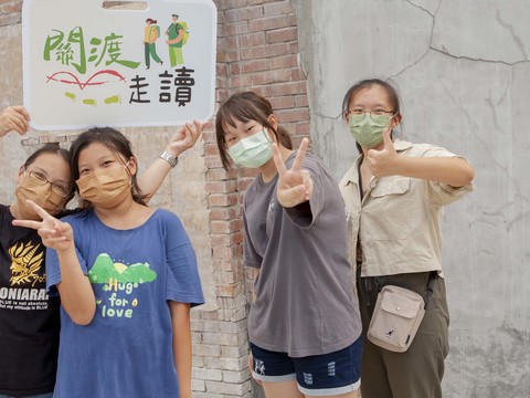 民眾於關渡老巷弄傳統土埆厝前開心合影(圖片來源：臺北市政府觀光傳播局)