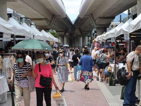 特色市集遊逛人潮(圖片來源：臺北市商業處)