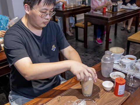 觀傳局劉奕霆局長手搖珍奶體驗(圖片來源：臺北市政府觀光傳播局)