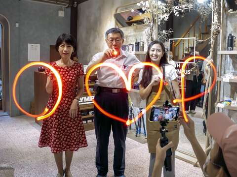 柯文哲市長與夫人體驗相機拍照功能(圖片來源：臺北市政府文化局)