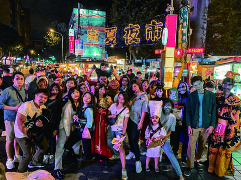 一起踅夜市 2022台北夜市打牙祭(台北畫刊111年8月)
