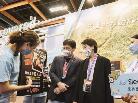 臺北館參展業者向黃珊珊副市長、劉奕霆局長介紹特色商品.JPG(圖片來源：臺北市政府觀光傳播局)