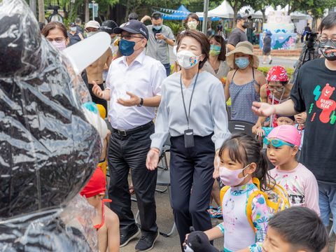 記者會現場黃副市長(右二)、劉局長(右一)、劉處長(左一)與熊讚及現場民眾一起跳暖身操(圖片來源：臺北市政府觀光傳播局)