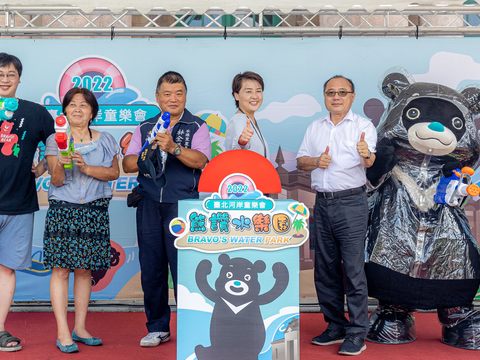 臺北市黃副市長(右三)、陳處長(右二)、劉局長(左一)、周理事長(左二)、蔡副理事長(右一)為2022年熊讚水樂園進行開幕啟動儀式(圖片來源：臺北市政府觀光傳播局)