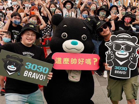 熊讚與KID林柏昇8月20日於信義香堤廣場舉辦一日店長活動，吸引許多粉絲前來購買.JPG(圖片來源：臺北市政府觀光傳播局)