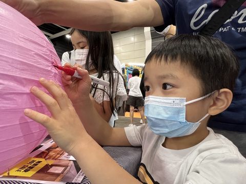 民眾手繪小提燈(圖片來源：臺北市政府觀光傳播局)