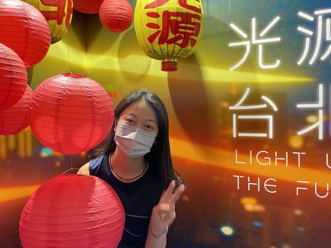 「我與百年燈藝最合拍」，香港民眾爭相拍照分享(圖片來源：臺北市政府觀光傳播局)