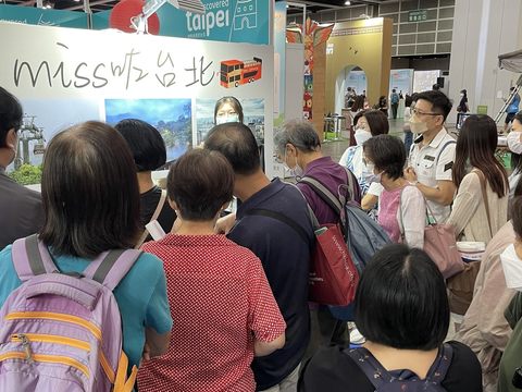 民眾排隊猜燈謎，爭搶臺北紀念品(圖片來源：臺北市政府觀光傳播局)
