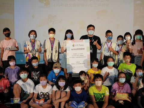 台北市觀光傳播局劉奕霆局長與參訓學員於結訓典禮開心合影.JPG(圖片來源：台北市政府觀光傳播局)