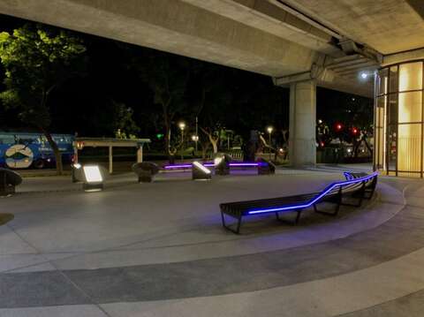 彎藤劇場夜間照片(圖片來源：臺北市政府工務局公園路燈工程管理處)