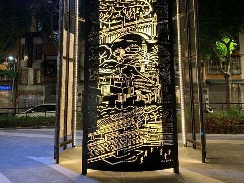 裝飾柱包覆版夜間照片(圖片來源：臺北市政府工務局公園路燈工程管理處)