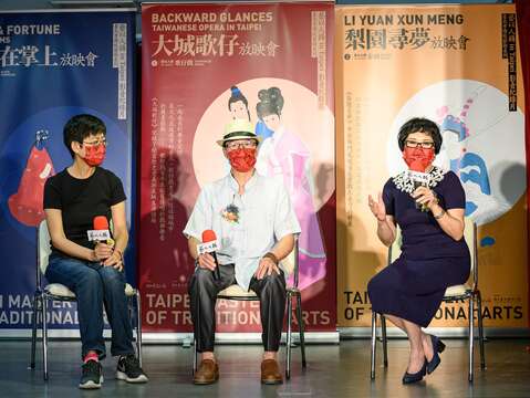 (左起)《大城歌仔》提案人曹文傑女士 、孫榮輝藝師、王金櫻藝師分享(攝影王世邦)(圖片來源：臺北市政府文化局)