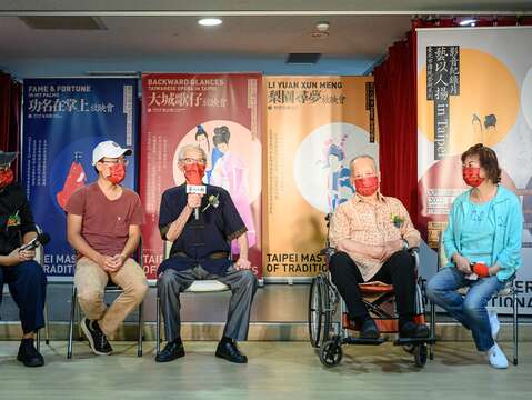 (左起)《功名在掌上》導演許紘源、陳冠霖、陳錫煌藝師、許王藝師及許娟娟女士(攝影王世邦)(圖片來源：臺北市政府文化局)