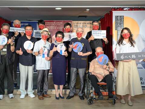 藝以人揚 in Taipei 系列出版發佈會來賓合影(前排左起李超藝師、曹復永藝師、孫榮輝藝師、王金櫻藝師、陳錫煌藝師、許王藝師、文化局蔡依婷研究員、(後排左起)北藝大陳俊文主任、胥昌浩導演、曹文傑提案人、許紘源導演(攝影王世邦)(圖片來源：臺北市政府文化局)