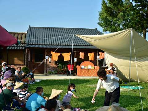 小紅鷗丁丁教信天翁冬冬飛行技巧(圖片來源：臺北市政府客家事務委員會)