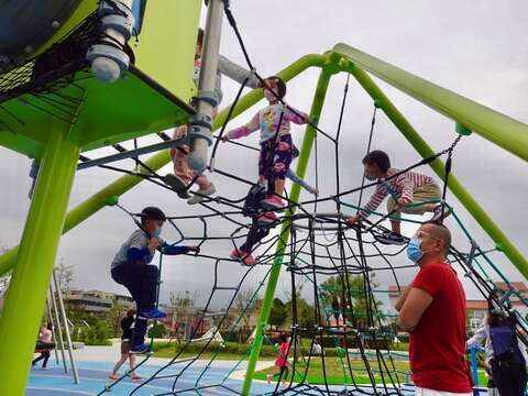 孩童開心遊玩攀爬網，體會當小小蜘蛛人的樂趣(圖片來源：臺北市政府工務局衛生下水道工程處)