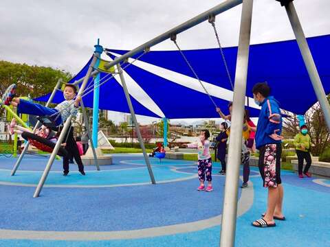 孩童開心遊玩盪鞦韆(圖片來源：臺北市政府工務局衛生下水道工程處)