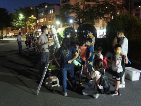 夜間於戶外觀賞天文(圖片來源：臺北市立天文科學教育館)