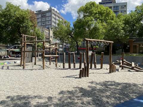 原木攀爬遊具.JPG(圖片來源：臺北市政府工務局公園路燈工程管理處)