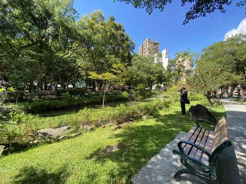 市民朋友來此攝影.JPG(圖片來源：臺北市政府工務局公園路燈工程管理處)