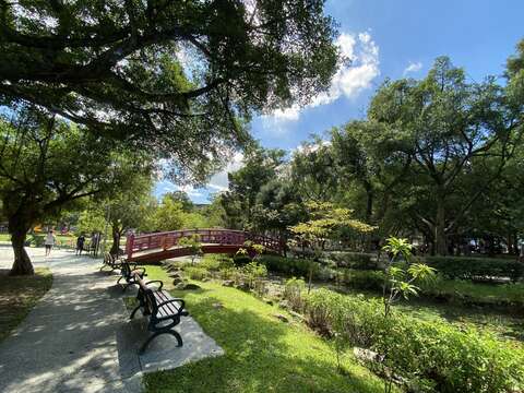 生態池的休憩空間.JPG(圖片來源：臺北市政府工務局公園路燈工程管理處)