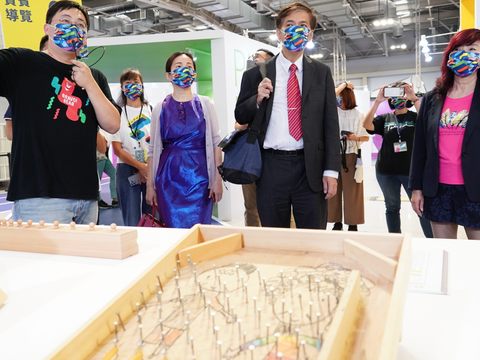 觀傳局長劉奕霆熱情向委員解說各展區內容.JPG(圖片來源：臺北市政府觀光傳播局)