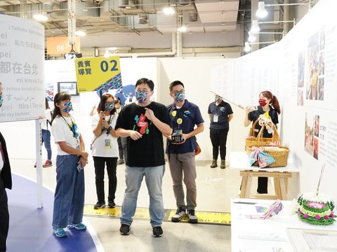 觀傳局長劉奕霆熱情向委員解說各展區內容.JPG(圖片來源：臺北市政府觀光傳播局)