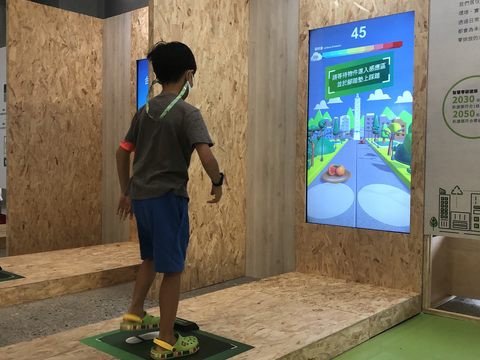 位於「永續發展」展區的「台北淨步生活」小型跳舞機遊戲體驗。.JPG
