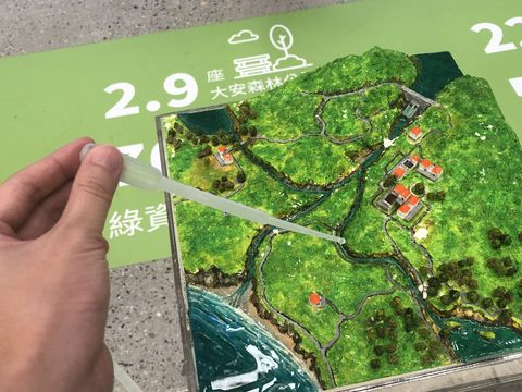 位於「永續發展」展區的「會呼吸的海綿城市」立體模型區，可讓民眾動手操作簡單的小實驗，了解台北神奇的吸水能力。.JPG