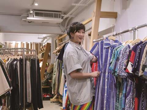 服裝造型師關婷玉: 「運用服飾營造不同的生活情趣。」(台北畫刊111年9月)