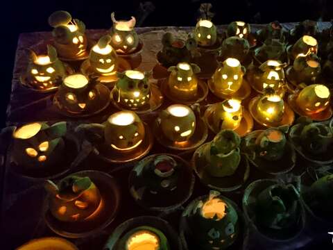 民眾發揮創意，雕刻各式各樣的柚子燈(圖片來源：臺北市立動物園)