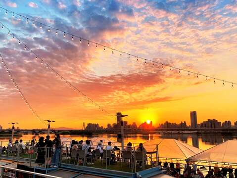 微涼的傍晚最適合來河濱公園散步 圖為大稻埕碼頭貨櫃市集(圖片來源：臺北市政府工務局水利工程處)