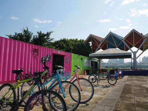 騎單車歡度中秋連假 中正河濱公園附近有馬場町河濱自行車租借站(圖片來源：臺北市政府工務局水利工程處)