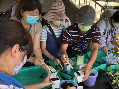 花博綠屋頂智慧農場每天皆有兩場台北植人養成體驗活動可供民眾體驗。(圖片來源：台北市政府觀光傳播局)