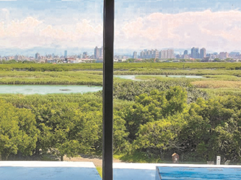 The birdwatching platform in Guandu Nature Park provides a grand view for bird lovers to spot some rare treasures. (Photo/Yengping)