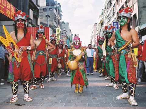 The generals at the Qingshan King Festival are led by a child who carries a gourd to light up the road for the procession.