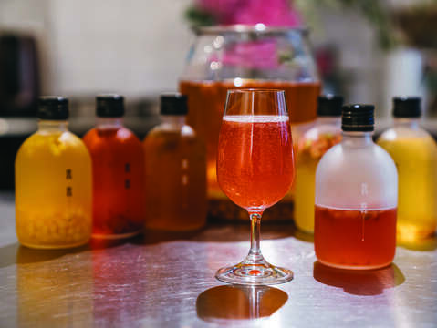 Made from yeast, sugar, and tea, kombucha is a sweet fermented drink that has become a top choice when it comes to healthy beverages worldwide.