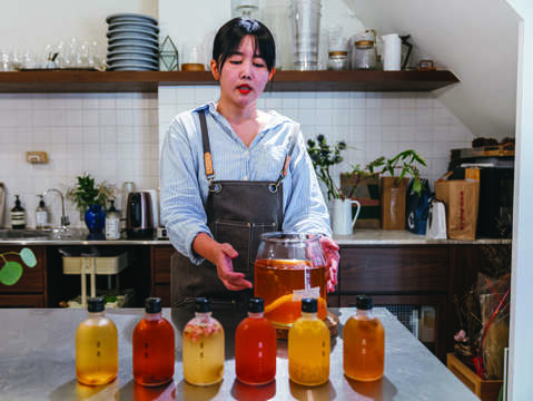 Through her kombucha business, Chen is now able to take concrete actions to support the production of organic tea, fruits, and spices made in Taiwan.