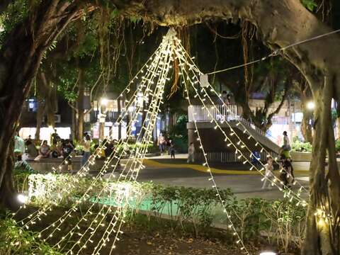 永康公園設置燈飾妝點(圖片來源：臺北市商業處)