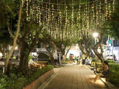夜晚走進燈光熠熠的公園，感受不同於日間的流光溢彩(圖片來源：臺北市商業處)