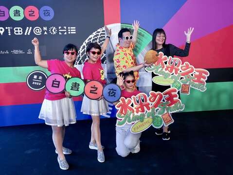 文化局李麗珠局長(右一)、藝術家法咪咪(右二)與蘭興律動隊三位老師合影(圖片來源：臺北市政府文化局)