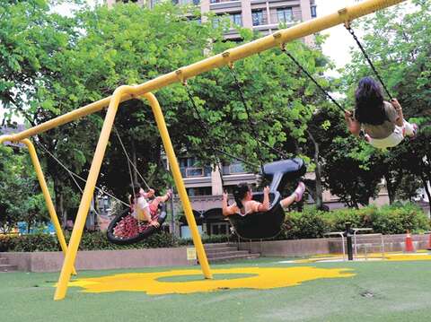 The diverse swingsets in Jiancheng Park are suitable for children of all ages.