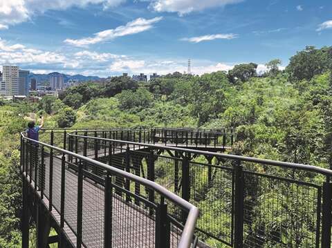 While walking on the three-story-high skywalk, visitors can enjoy the beautiful view and fresh air.