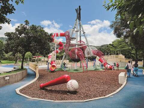 Tianmu Dreamland incorporates a baseball theme into a variety of facilities while keeping them fun and safe for kids.