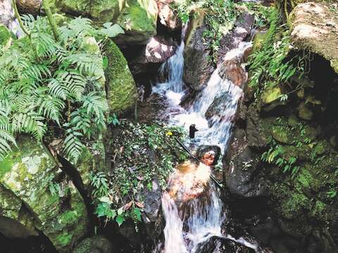 Hidden in the woods, Juansi Waterfall looks just like a thread of silk streaming from the sky, oxidizing the rocks below and turning them red.