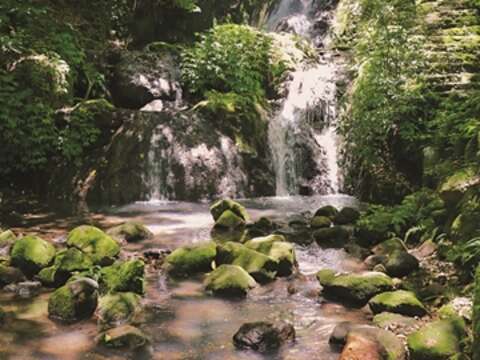 The trail beside Xiaoyintan Waterfall allows hikers to get close to this refreshing wonderland.