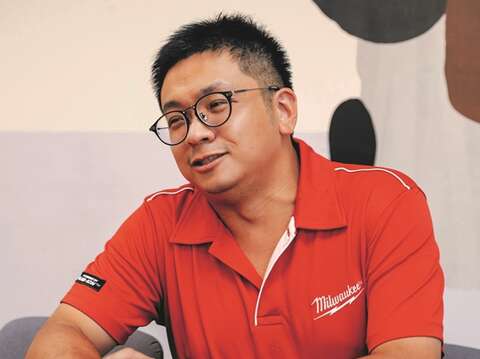 創業者である林立青氏は著名な作家でありながら、清掃の仕事の際には自ら率先して実務をこなします。 (写真/Dinghan Zheng)