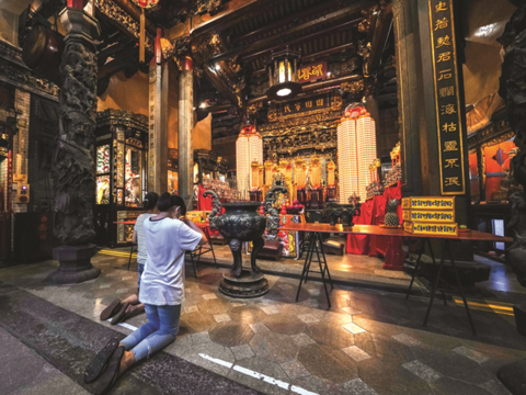 艋舺青山宮は150 年の歴史を持ち、地元の人たちの信仰の中心となっています。( 写真/Samil Kuo )