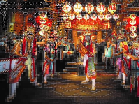 躍動感あふれる寺院文化を体現している八家将のパレードは、台湾のローカルな一面を 知ることができる最高の機会です。（ 写真/ 艋舺青山宮)