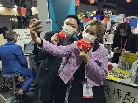 外國人參與北市攤位活動，與燈籠DIY作品開心合照(圖片來源：臺北市政府觀光傳播局)